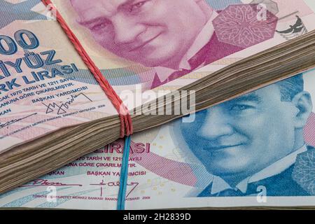 Türkische Lira isoliert auf weißem Hintergrund. Türkische Lira. Zweihundert Türkische Lira. Wirtschaft und Finanzen. Stockfoto