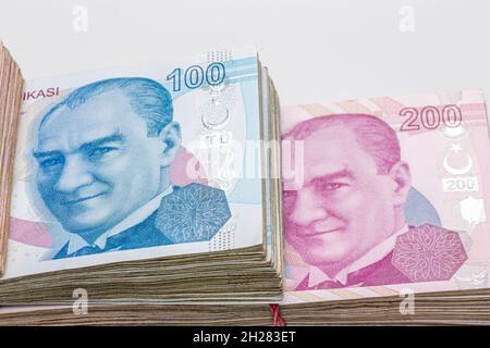 Türkische Lira isoliert auf weißem Hintergrund. Türkische Lira. Zweihundert Türkische Lira. Wirtschaft und Finanzen. Stockfoto