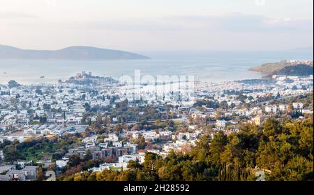 Nahaufnahme der Burg von bodrum bei Sonnenaufgang in Bodrum, Mugla, Türkei. Tourismus- und Freizeitkonzept. Stockfoto