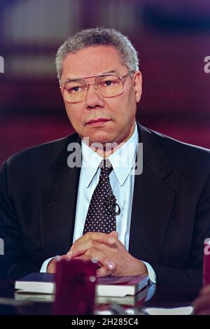 Philadelphia, Usa. 27. April 1997. Der ehemalige Joint Chief of Staff, General Colin Powell im Ruhestand, während der Fernsehshow Meet the Press von NBC live vom Arch Street Meeting House am 27. April 1997 in Philadelphia, Pennsylvania. Kredit: Richard Ellis/Alamy Stockfoto