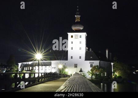 Das Schloss Ort in Gmunden bei Nacht (Bezirk Gmunden, Oberösterreich, Österreich) - das Schloss Ort ist ein Komplex aus zwei Schlössern am Traunsee. E Stockfoto