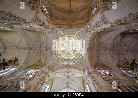 Burgos, Spanien - 16. Oktober 2021: Decke, Kathedrale der Heiligen Maria von Burgos (UNESCO-Weltkulturerbe), Burgos Stockfoto