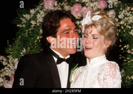 Tony Danza und Tracy Robinson an ihrem Hochzeitstag am 28. Juni 1986 Quelle: Ralph Dominguez/MediaPunch Stockfoto