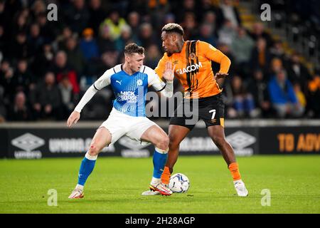 Mallik Wilks (rechts) von Hull City und Jack Taylor von Peterborough United kämpfen während des Sky Bet Championship-Spiels im MKM Stadium, Hull, um den Ball. Bilddatum: Mittwoch, 20. Oktober 2021. Stockfoto