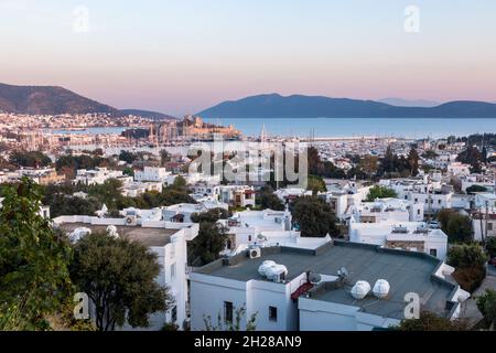 Nahaufnahme der Burg von bodrum bei Sonnenuntergang in Bodrum, Mugla, Türkei. Tourismus- und Freizeitkonzept. Stockfoto