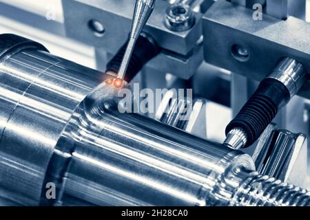 Betreiber Inspektion dimension Metallteilen von CMM nach Bearbeitung in der industriellen Produktion. Stockfoto