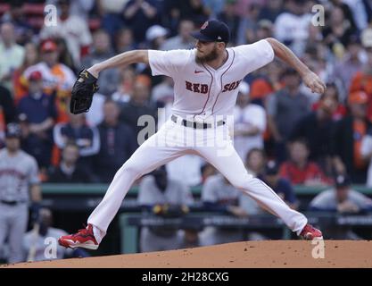 Boston, Usa. Oktober 2021. Boston Red Sox Startkannen Chris Sale wirft am Mittwoch, den 20. Oktober 2021, im Fenway Park in Boston, Massachusetts, das erste Inning im Spiel 5 der MLB ALCS gegen die Houston Astros. Foto von Matthew Healey/UPI Credit: UPI/Alamy Live News Stockfoto