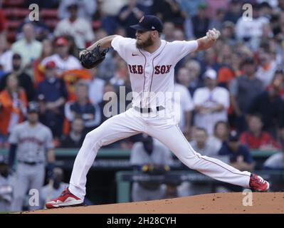 Boston, Usa. Oktober 2021. Boston Red Sox Startkannen Chris Sale wirft am Mittwoch, den 20. Oktober 2021, im Fenway Park in Boston, Massachusetts, das erste Inning im Spiel 5 der MLB ALCS gegen die Houston Astros. Foto von Matthew Healey/UPI Credit: UPI/Alamy Live News Stockfoto