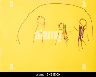 Bildung Vorschule Kinder im Alter von 4-5 Jahren Kunstwerke, die Familien und Familienbeziehungen darstellen, erkennbare menschliche Figuren Stockfoto
