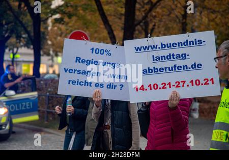 Corona Leugner*innen, Impfgegner*innen und Querdenken Aktivist*innen sammeln sich am 20.10.2021 in München, um gegen alle Corona Maßnahmen sowie gegen Impulse. - Covid-Leugner, Querdenker und NoVaxx-Aktivisten demonstrierten am 20. Oktober 2021 durch die Straßen Münchens gegen alle kovidischen Maßnahmen und Impfungen. (Foto: Alexander Pohl/Sipa USA) Quelle: SIPA USA/Alamy Live News Stockfoto