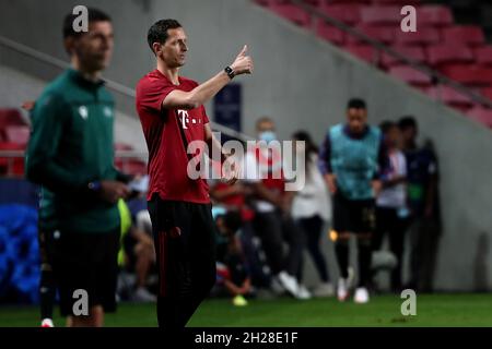 Lissabon, Portugal. Oktober 2021. Bayern Muenchens Cheftrainer Julian Nagelsmann zeigt sich beim Fußballspiel der UEFA Champions League Gruppe E zwischen SL Benfica und dem FC Bayern München am 20. Oktober 2021 im Luz-Stadion in Lissabon, Portugal. (Bild: © Pedro Fiuza/ZUMA Press Wire) Stockfoto