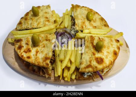 Griechisches Gyros-Sandwich isoliert auf weißem Hintergrund. Fast-Food-Konzept. Gyros mit Fleisch, Pommes und Tsatziki-Salat Stockfoto