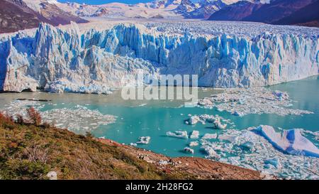 Panoramasicht auf den gigantisch schmelzenden Perito Moreno Gletscher. Melting Beauty, die Eisfelder von Patagonien, Provinz Santa Cruz, Argentinien. Stockfoto