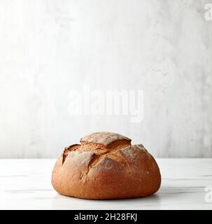 Frisch gebackenes hausgemachtes Brot auf hellem Küchentisch Stockfoto
