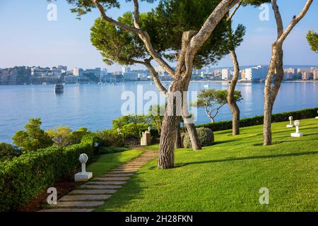 Schöne mallorquinische Landschaft mit einem Fußweg entlang der Küste, Mallorca, Spanien Stockfoto