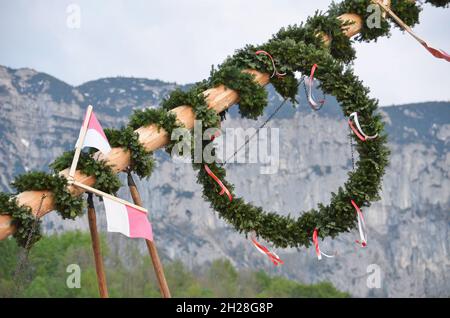 Maibaum-Aufstellungen in Steinbach, Attersee (Bezirk Vöcklabruck, Oberösterreich, Österreich) - ein Maibaum ist ein geschmückter Baum oder Baumstamm, der Stockfoto