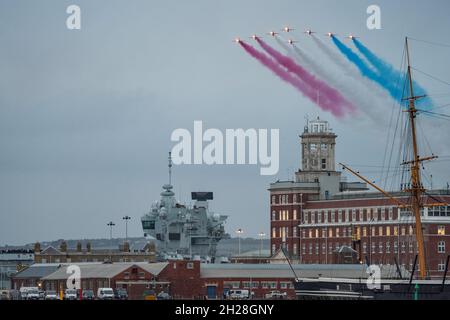 Die Red Arrows führen am 20/10/21 einen Flipper über HMS Prince of Wales im britischen Portsmouth Harbour durch, um den 1. Tag des Pacific Future Forum an Bord zu beenden. Stockfoto