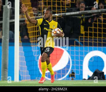 BERN, SCHWEIZ - 20. OKTOBER: Meschack Elia von den BSC Young Boys feiert nach dem Treffer beim UEFA Champions League-Spiel der Gruppe F zwischen den BSC Young Boys und Villarreal CF am 20. Oktober 2021 im Stadion Wankdorf in Bern, Schweiz. (Foto von FreshFocus/MB Media) Stockfoto