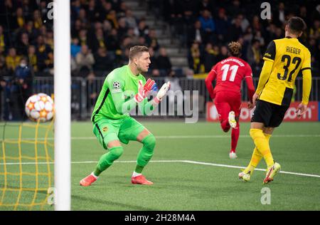 BERN, SCHWEIZ - 20. OKTOBER: BSC Young Boys-Torwart David von Ballmoos reagiert, nachdem Samu Chukwueze Villarreals beim UEFA Champions League-Spiel der Gruppe F zwischen BSC Young Boys und Villarreal CF am 20. Oktober 2021 im Stadion Wankdorf in Bern, Schweiz, das vierte Tor schießt. (Foto von FreshFocus/MB Media) Stockfoto