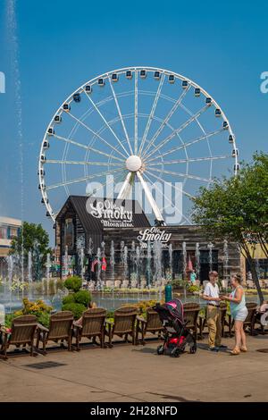 Das Rad-Riesenrad hinter dem Ole Smoky Moonshine-Laden im Island-Erholungszentrum in Pigeon Forge, Tennessee Stockfoto