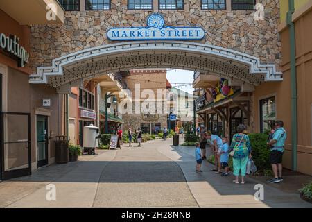 Das Schild Market Street führt Touristen zum Einkaufsviertel im Island-Erholungszentrum in Pigeon Forge, Tennessee Stockfoto