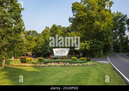 Planwagen, der als Schild auf dem Up the Creek RV Camp Campingplatz in Pigeon Forge, Tennessee, verwendet wird Stockfoto