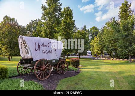 Planwagen, der als Schild auf dem Up the Creek RV Camp Campingplatz in Pigeon Forge, Tennessee, verwendet wird Stockfoto