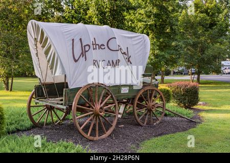 Planwagen, der als Schild auf dem Up the Creek RV Camp Campingplatz in Pigeon Forge, Tennessee, verwendet wird Stockfoto