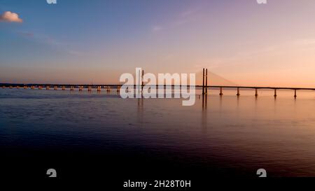 Luftaufnahme der Severn-Brücke von Prince of wales, die England und wales während der goldenen Susnet-Stunde verbindet Stockfoto