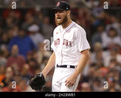 Boston, Usa. Oktober 2021. Der Boston Red Sox Starterkännchen Chris Sale reagiert beim vierten Inning im Spiel 5 des MLB ALCS am Mittwoch, den 20. Oktober 2021, auf drei Schlager von Houston Astros im Fenway Park in Boston, Massachusetts. Foto von Matthew Healey/UPI Credit: UPI/Alamy Live News Stockfoto