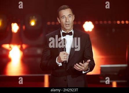Hamburg, Deutschland. Oktober 2021. Der Moderator Kai Plaume steht während der Preisverleihung des 'Goldenen Bild der Frau 2021' in der Neuen Flora auf der Bühne. Der Preis der Frauenzeitschrift "Bild der Frau" der Funke Mediengruppe wurde zum 14. Mal an Frauen verliehen, die mit ihrem Engagement für mehr Gemeinsamkeit und Gerechtigkeit kämpfen. Quelle: Georg Wendt/dpa Pool/dpa/Alamy Live News Stockfoto