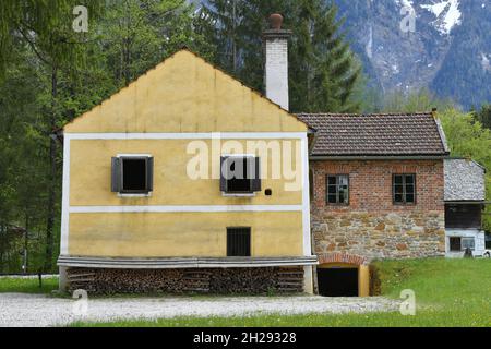 Eine alte Brauerei im Freilichtmuseum mit alten Bauernhäusern und Gebäuden in Großgmain in Salzburg, Österreich, Europa - eine alte Brauerei im Open-A Stockfoto