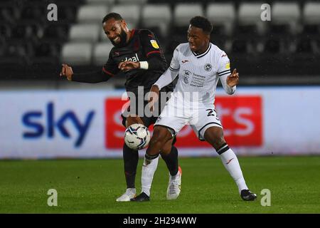 Swansea, Großbritannien. Oktober 2021. Kyle Bartley #5 von West Bromwich Albion nimmt Ethan Laird #27 von Swansea City in Swansea, Vereinigtes Königreich am 10/20/2021 in Angriff. (Foto von Mike Jones/News Images/Sipa USA) Quelle: SIPA USA/Alamy Live News Stockfoto