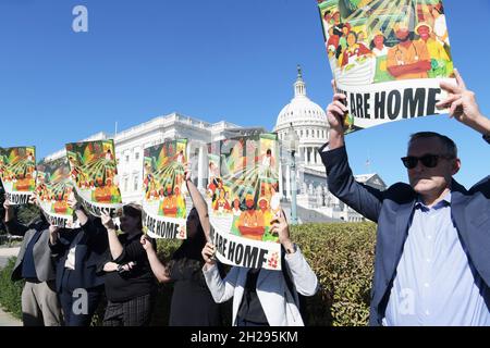 Washington Dc, Usa. Oktober 2021. Aktivisten halten Plakate mit der Aufschrift „Wir sind zu Hause“ während einer Pressekonferenz über den Schutz undokumentierter Gemeinschaften im House Triangle/Capitol Hill. Kredit: SOPA Images Limited/Alamy Live Nachrichten Stockfoto