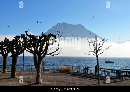 Herbstlicher Nebel über dem Traunsee, im Hintergrund der Traunstein, Österreich, Europa - Herbstnebel über dem Traunsee, im Hintergrund die Traunste Stockfoto