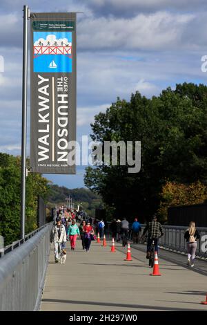 Besucher, die an den Spruchbändern des „Walkway over the Hudson“ vorbei gehen, die den Fußweg über die Hudson-Fußgängerbrücke zwischen der Stadt Poughpeepfsie und Highland in New York schmücken Stockfoto