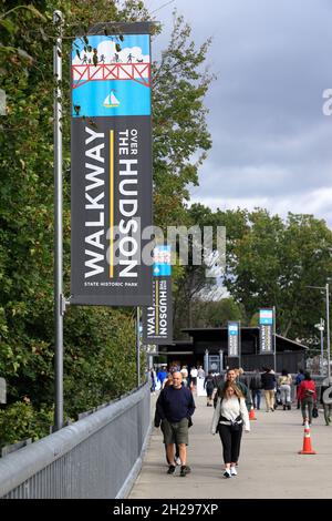 Besucher, die an den Spruchbändern des „Walkway over the Hudson“ vorbei gehen, die den Fußweg über die Hudson-Fußgängerbrücke zwischen der Stadt Poughpeepfsie und Highland in New York schmücken Stockfoto