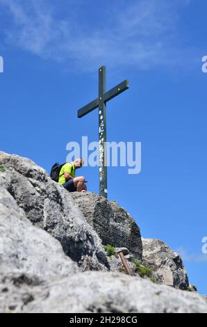 Gipfelkreuz auf dem Nockstein in der Nähe der Stadt Salzburg, Österreich, Europa - Gipfelkreuz auf dem Nockstein nahe der Stadt Salzburg, Österreich, E Stockfoto