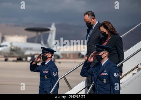 Vizepräsident Kamala Harris und zweiter Gentleman Douglas Emhoff verlassen eine US-Luftwaffe C-32, Rufzeichen „Air Force Two“, auf der Nellis Air Force Base Nevada, 18. Oktober 2021. Harris wurde von Nevada Gov begleitet. Steve Sisolak und US-Vertreter. Steven Horsford, Susie Lee und Dina Titus aus den Bezirken 1., 3. Und 4. Nevada bei ihrem Besuch am Lake Mead, um über die Dürrebedingungen zu sprechen, die sich auf die Region auswirken. (USA Luftwaffe Foto von Airman 1st Class Zachary Rufus) Stockfoto