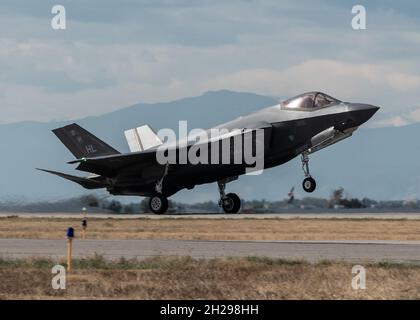 Ein F-35A Lightning II trifft am Regionalflughafen Nord-Colorado an, um sich auf die Great Colorado Air Show am 14. Oktober 2021 in Loveland, Colorado vorzubereiten. Auf der Air Show waren die F-35A Lightning II und A-10 Thunderbolt II Demonstrationsteams sowie die Blue Angels der US-Marine zu sehen. Über 30 Teilnehmer an der zweitägigen Veranstaltung. (USA Luftwaffe Foto von Capt. Kip Sumner) Stockfoto