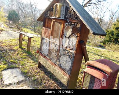 Ein Nützlingshotel in Österreich, Europa - Nützliches Insektenhotel in Österreich, Europa Stockfoto