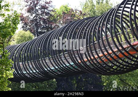 Slinky Springs to Fame, Brücke über den Rhein-Herne-Kanal in Oberhausen, Deutschland - Slinky Springs to Fame, Brücke über den Rhein-Herne-Kanal in ob Stockfoto