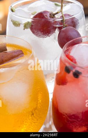 Farbige alkoholische Getränke in drei Gläsern Stockfoto