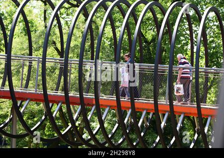 Slinky Springs to Fame, Brücke über den Rhein-Herne-Kanal in Oberhausen, Deutschland - Slinky Springs to Fame, Brücke über den Rhein-Herne-Kanal in ob Stockfoto