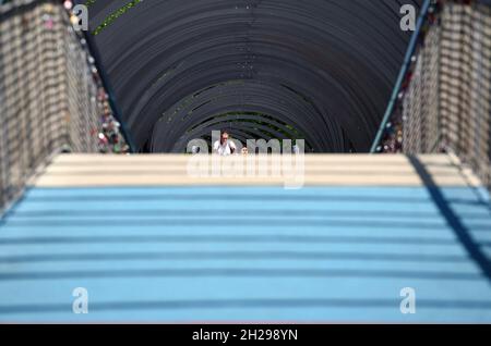 Slinky Springs to Fame, Brücke über den Rhein-Herne-Kanal in Oberhausen, Deutschland - Slinky Springs to Fame, Brücke über den Rhein-Herne-Kanal in ob Stockfoto