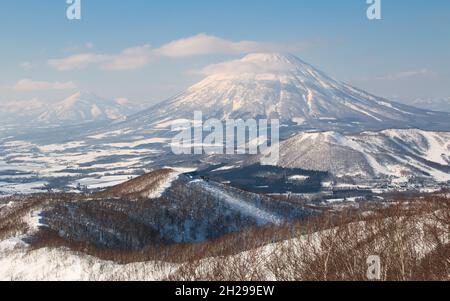 Hokkaido Winter Landschaftsblick auf den Vulkan Yotei Stockfoto