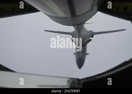 Ein 9. Expeditionary Bomb Squadron B-1B Lancer, der zur Unterstützung der Bomber Task Force Europe 22 eingesetzt wurde, erhält Treibstoff von einem 100. Lufttanker KC-135 Stratotanker, der auf dem Weg zu einer maritimen Trainingsmission am Schwarzen Meer unterwegs ist, am 19. Oktober 2021. Die Bomber Task Force Europe-Missionsreihe erfordert eine gemeinsame und Koalitionstruppe, um strategische Bombereinsätze innerhalb des europäischen Theaters zu unterstützen, was die Bereitschaft verstärkt und die Interoperabilität zwischen der Rotationsbomber-Luftbesatzung, NATO-Verbündeten und Koalitionspartnern fördert. Stockfoto