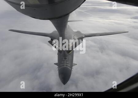 Ein 9. Expeditionary Bomb Squadron B-1B Lancer, der zur Unterstützung der Bomber Task Force Europe 22 eingesetzt wurde, erhält Treibstoff von einem 100. Lufttanker KC-135 Stratotanker, der auf dem Weg zu einer maritimen Trainingsmission am Schwarzen Meer unterwegs ist, am 19. Oktober 2021. Die Bomber Task Force Europe-Missionsreihe erfordert eine gemeinsame und Koalitionstruppe, um strategische Bombereinsätze innerhalb des europäischen Theaters zu unterstützen, was die Bereitschaft verstärkt und die Interoperabilität zwischen der Rotationsbomber-Luftbesatzung, NATO-Verbündeten und Koalitionspartnern fördert. Stockfoto