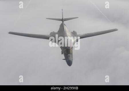 Ein 9. Expeditionary Bomb Squadron B-1B Lancer, der zur Unterstützung der Bomber Task Force Europe 22 eingesetzt wurde, fliegt weg, nachdem er Treibstoff von einem 135. Lufttankerflügel KC-19 Stratotanker auf dem Weg zu einer Trainingsmission im maritimen Schwarzmeergebiet erhalten hatte, die am 2021. Oktober anvisiert wurde. Die Bomber Task Force Europe-Missionsreihe erfordert eine gemeinsame und Koalitionstruppe, um strategische Bombereinsätze innerhalb des europäischen Theaters zu unterstützen, was die Bereitschaft verstärkt und die Interoperabilität zwischen der Rotationsbomber-Luftbesatzung, NATO-Verbündeten und Koalitionspartnern fördert. Stockfoto