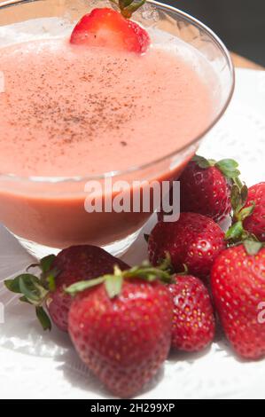 Dessert aus Erdbeermousse Stockfoto